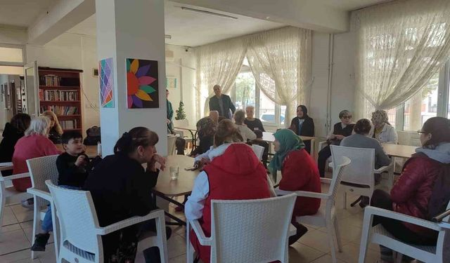 Burhaniye'de huzurevindeki yaşlıları sevindirdiler