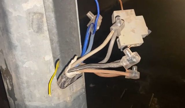 Cadde ve sokak aydınlatmaları için kurulan direklerden evlere kaçak elektrik hattı çektiler