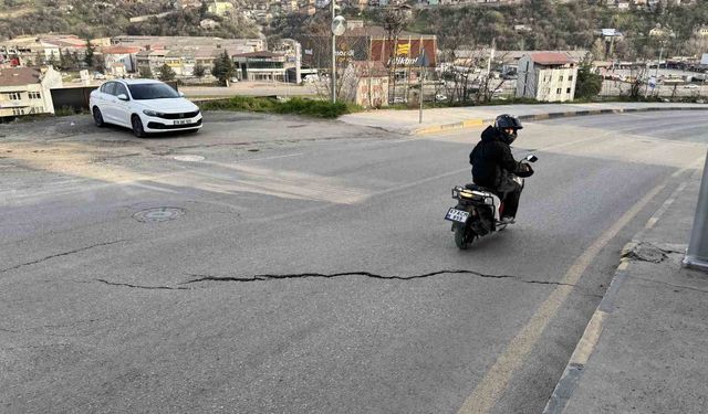 Cadde yolunda oluşan çatlaklıklar tehlike oluşturuyor