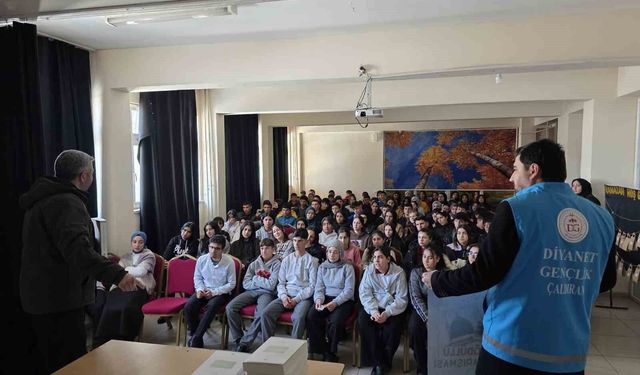 Çaldıran'da gençlik huzura koşuyor: Kitaplar müftülükten gayret gençlerden