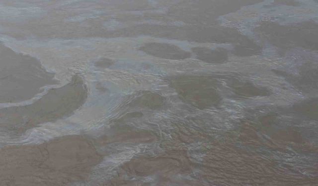 Cizre'de boru hattındaki sızıntı nedeniyle petrol Dicle Nehrine karıştı, ekipler arızayı giderdi