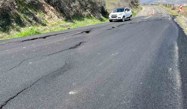 Çökmelerin olduğu yol kazalara davetiye çıkarıyor