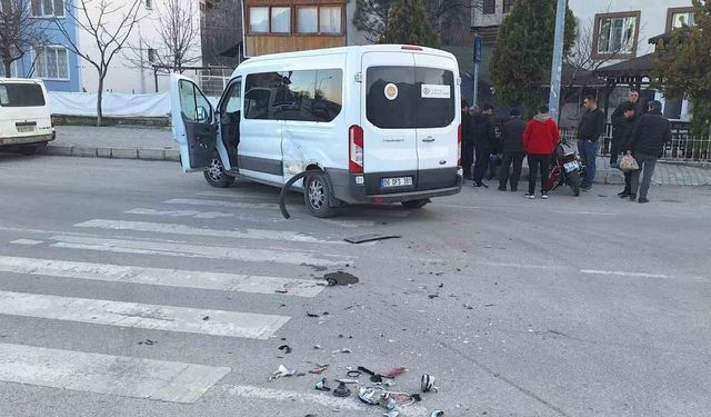 Çorum'da minibüs ile motosiklet çarpıştı: 1 yaralı