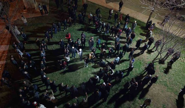 Davul ve klarnet eşliğinde geleneksel sahur halayı onlarca kişiyi buluşturdu