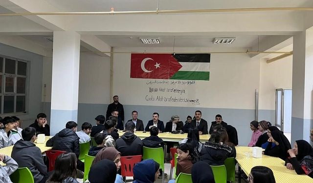 Dicle Kaymakamı Mustafa Atış, lise öğrencileriyle iftarda bir araya geldi