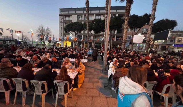 Dikili Cumhuriyet Meydanı'nda binler aynı sofrada