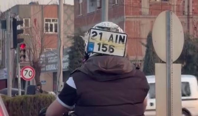 Diyarbakır'da ilginç görüntü: Düşen plakasını kaskına bantlayıp trafikte ilerledi
