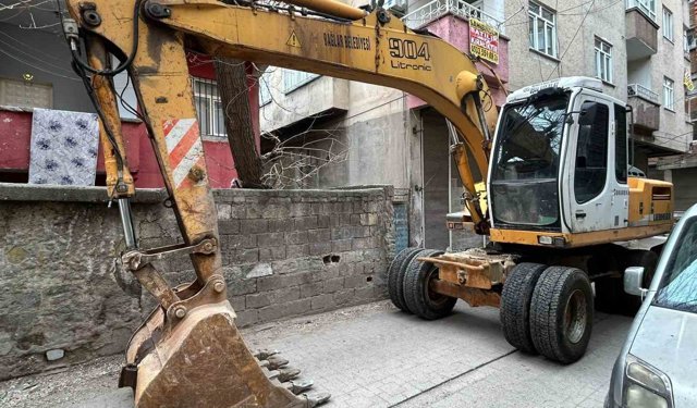 Diyarbakır'daki metruk binaların yıkımına devam ediliyor