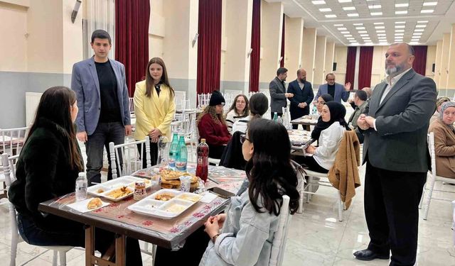 Dumlupınar Kaymakamı Teltik, iftar bereketini üniversite öğrencileriyle paylaştı