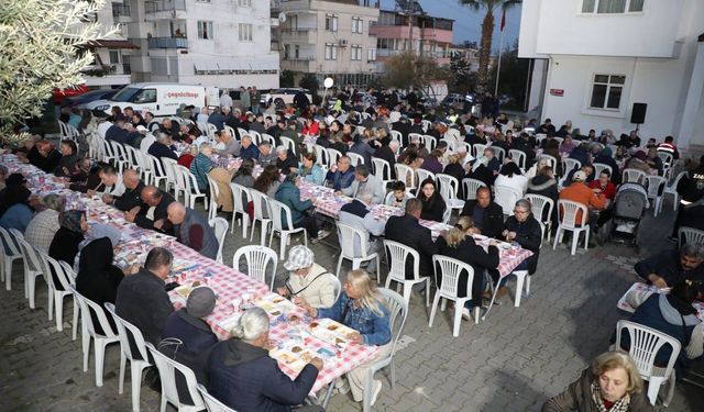 Edremit Belediyesi iftar sofraları Altınoluk'ta kuruldu