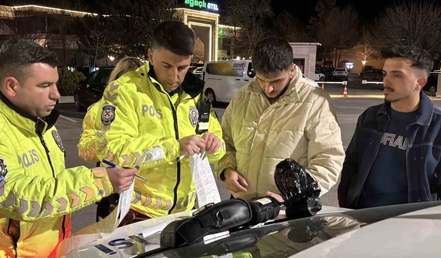 Egzoz patlatırken polise yakalandı, 19 bin 710 lira ceza yiyip arabasından oldu