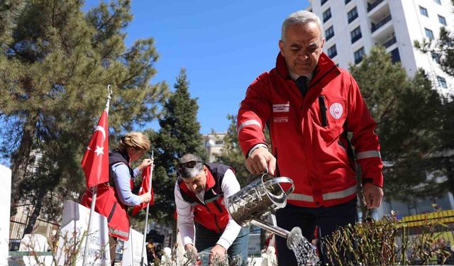 Elazığ'da bayram öncesi, şehitlikler temizlendi