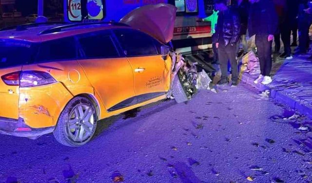 Elazığ'da hafif ticari araçla taksi çarpıştı: 4 yaralı