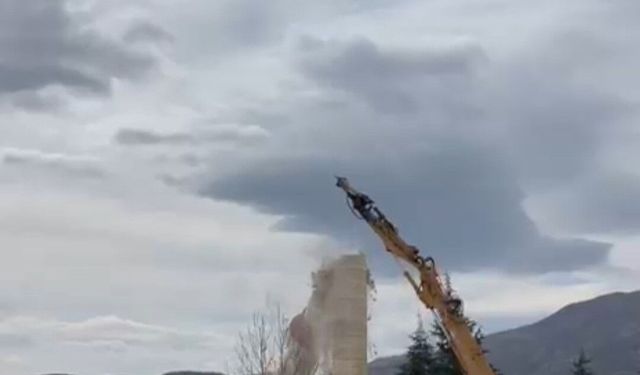 Elazığ'da hasarlı caminin minaresi iş makinesi ile yıkıldı