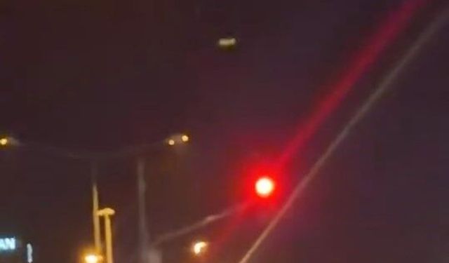 Elazığ'da kamyonetle makas atan ve kırmızı ışıkta geçen sürücü kamerada