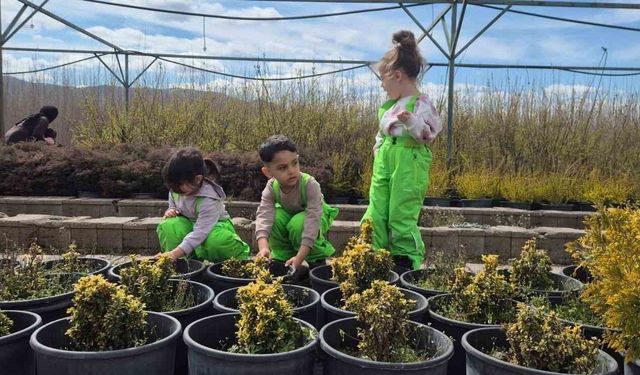 Elazığ'da minik öğrenciler fidanlıkta doğayla buluştu