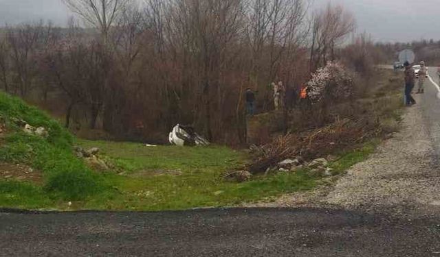 Elazığ'da otomobil dereye uçtu: 3 yaralı