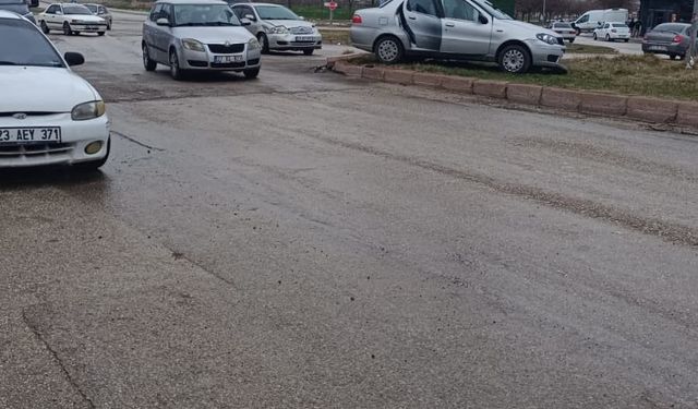 Elazığ'da otomobiller çarpıştı: 3 yaralı
