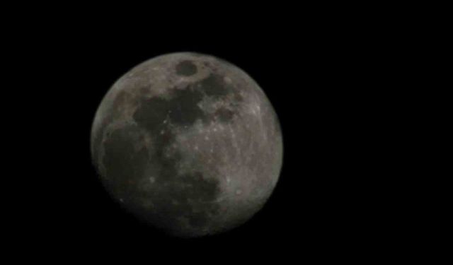 Elazığ'da şişkin ay gökyüzünü süsledi