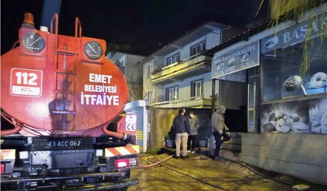 Emet'te fırın deposunda çıkan yangın büyümeden söndürüldü