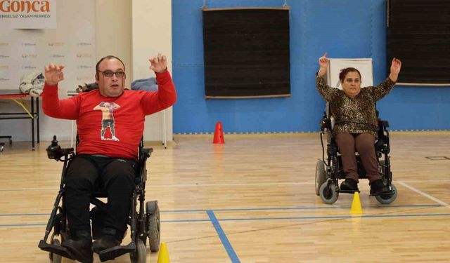 'Engellisin evlenemezsin' dediler, onlar akülü sandalyede zeybek oynuyor