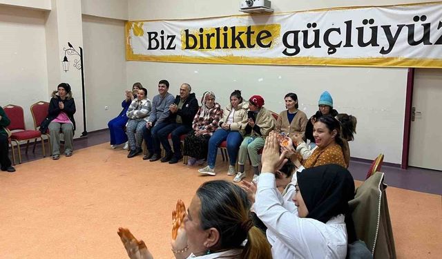 Engelsiz Yaşam Merkezi sakinlerine türkü ziyafeti