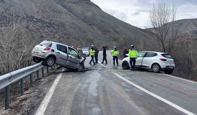 Erzincan-Kemah yolunda iki araç kafa kafaya çarpıştı: 4 yaralı
