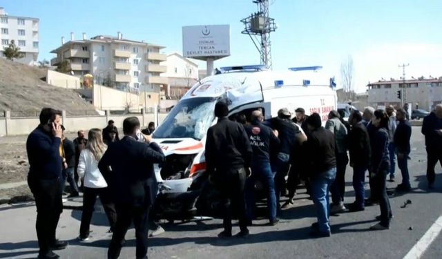 Erzincan'da ambulans ile tır çarpıştı: 2 sağlık personeli yaralandı