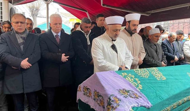 Fatih'te çöken binada hayatını kaybeden yaşlı kadın son yolculuğuna uğurlandı