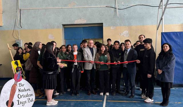 Fırçalar kadınlar için konuştu: Kars'ta öğrencilerden 8 Mart'a anlamlı sergi