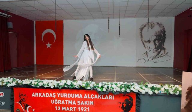 Gaziantep Kolej Vakfı Özel Okulları öğrencileri bayrak alkışı