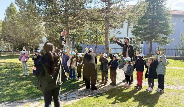 Gediz'de minik eller tohum dikti