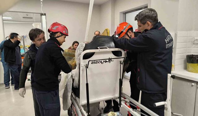 Göğüs boşluğuna demir saplanan hastanın ameliyatına itfaiye girdi