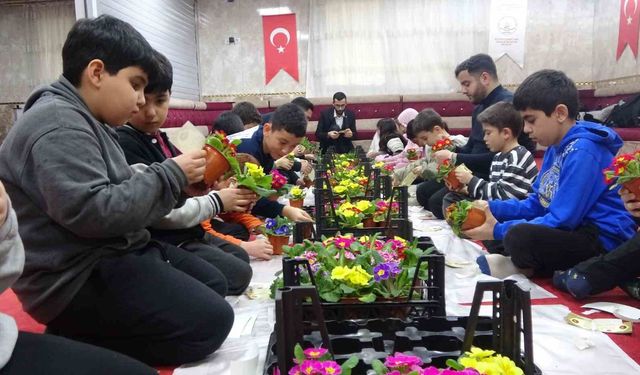 Gönüllere dokunan imam: Çocuklarla hazırladıkları çiçeklerle herkesi camiye davet ediyor