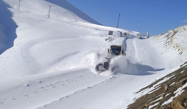 Hakkari'de 97 yerleşim yerinin yolu ulaşıma kapandı