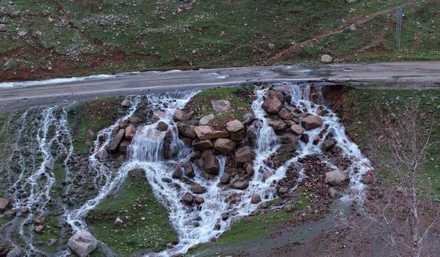 Hakkari'de asfaltın ortasından su pınarı fışkırdı