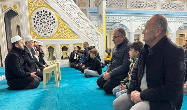 Hakkari'de Kadir Gecesi dualarla idrak edildi