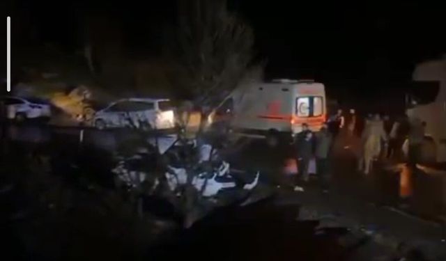 Hakkâri'de tır otomobille çarpıştı: 2 yaralı