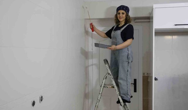 Hemcinsleri tırnaklarını boyarken o duvarları boyamayı tercih etti