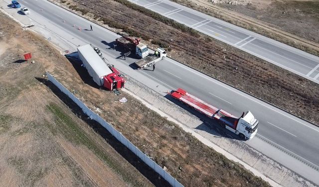 Hırdavat malzemesi yüklü tır devrildi, sürücü yaralandı