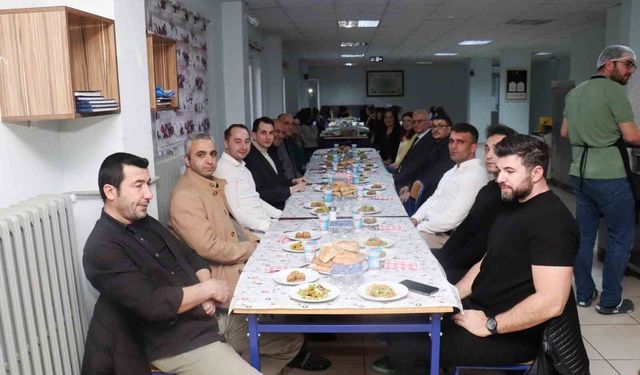 Hisarcık Kaymakamı Erkan Atam, iftar sofrasında öğrencilerle buluştu