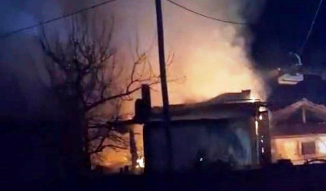 Hisarcık'ta çıkan yangında ev ve samanlık tamamen yandı
