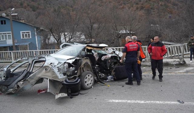 Hurdaya dönen araçtan sağ kurtuldular: 1'i bebek 3 yaralı