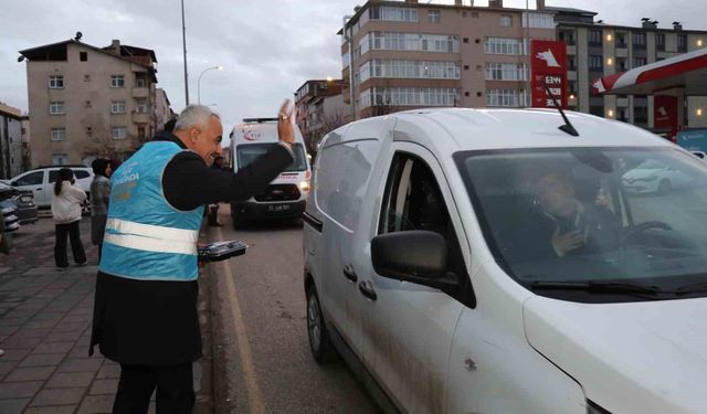 İftar vakti yolda olan sürücülere iftarlık dağıttılar