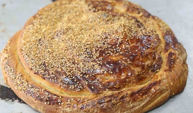 İftar ve sahur sofralarının vazgeçilmezi tahinli pide ilgi görüyor