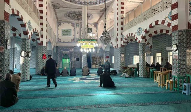 Iğdır'da Caferi camilerinde Hamaney ve hayatını kaybedenler için dualar okundu