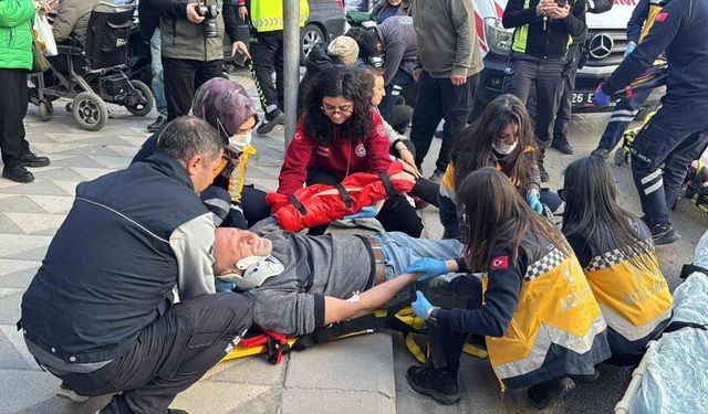 İki otomobil çarpıştı, savrulan araçlardan biri yayaların arasına daldı, 5 yaralı