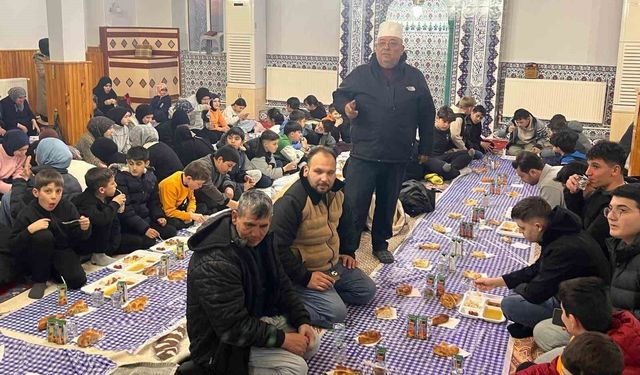 İmam Mustafa Şimşek Emet'te 15 yıldır çocuklara camide iftar veriyor