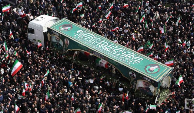 İran'da ABD-İsrail saldırılarında hayatını kaybeden üst düzey askeri yetkililer için cenaze töreni