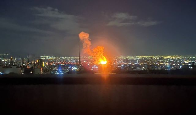 İran'da Radyo ve Televizyon Kurumu binası vuruldu, yayınlar kesildi